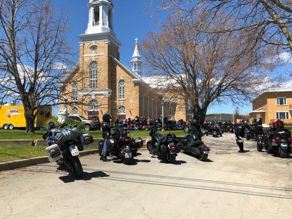 Bikergottesdienst vor einer Kirche