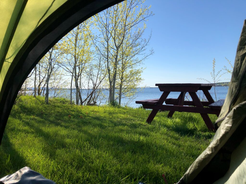Blick aus dem Zelt auf den See