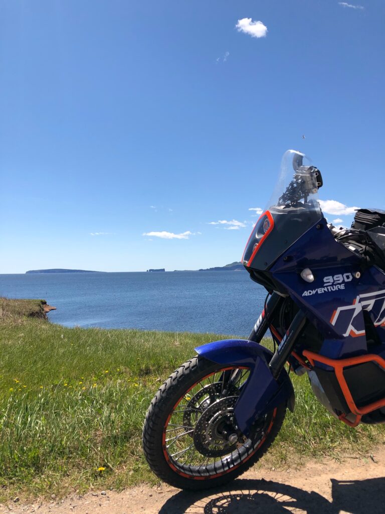 KTM mit dem Fels Perce im Hintergrund
