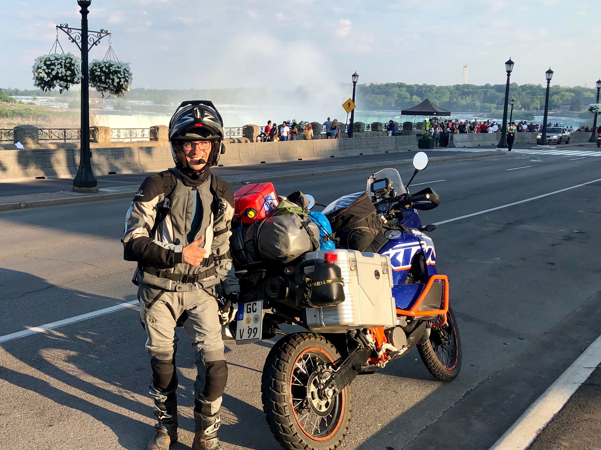 Georg mit KTM an den Niagarafällen