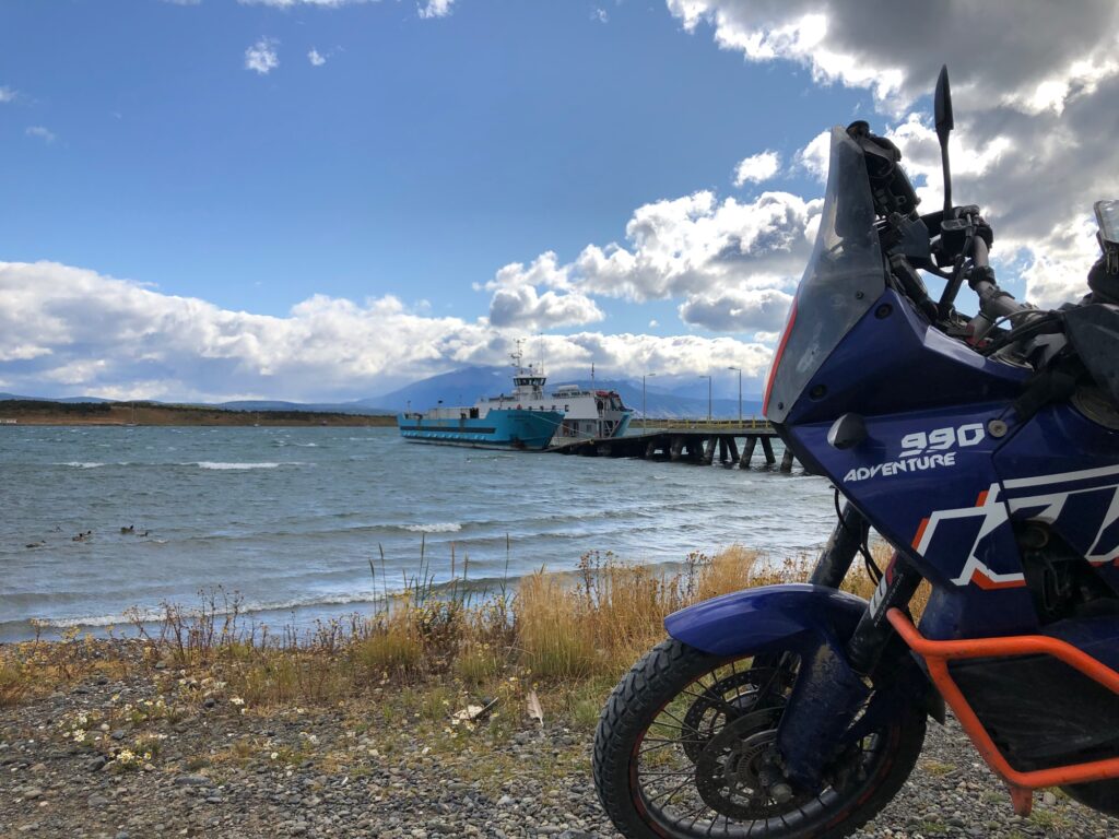 Fähre im Hafen von Puerto Natales